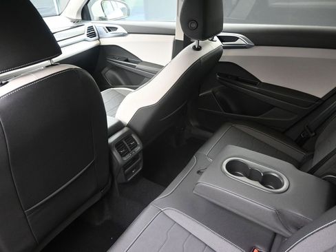 Used 2025 Volkswagen Taos SE image 10