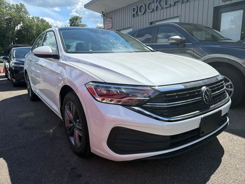 Used 2023 Volkswagen Jetta SE w/ Panoramic Sunroof Package FWD image 3
