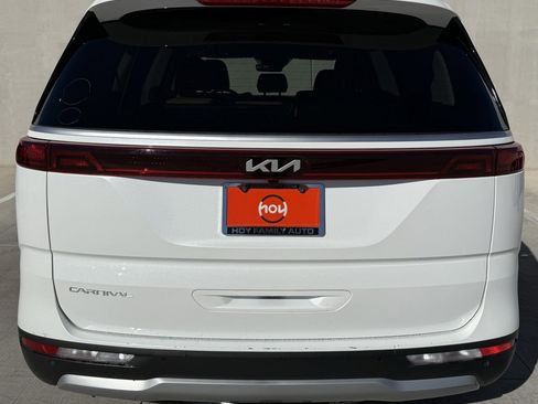 Used 2024 Kia Carnival LX image 4