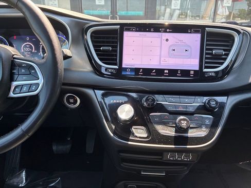 Used 2025 Chrysler Pacifica Select FWD image 19