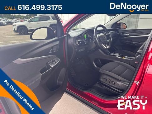 Used 2023 Chevrolet Bolt EUV LT w/ Comfort Package FWD image 5