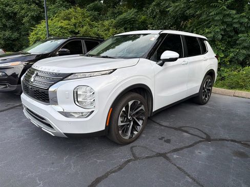 Used 2023 Mitsubishi Outlander SE AWD/4WD image 2