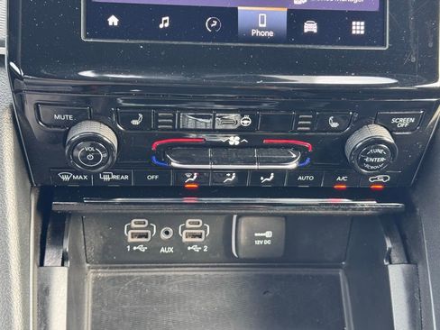 Used 2024 Jeep Grand Cherokee L Laredo image 12