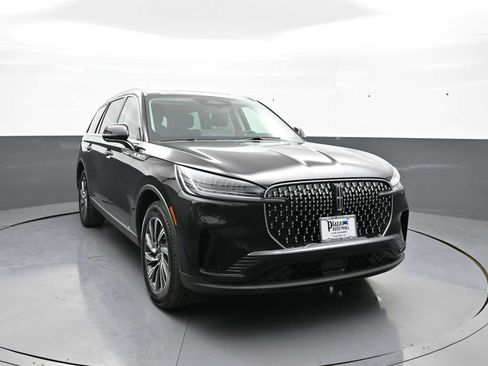 Used 2026 Lincoln Aviator AWD image 3