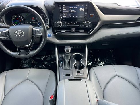 Used 2021 Toyota Highlander XLE AWD/4WD image 13