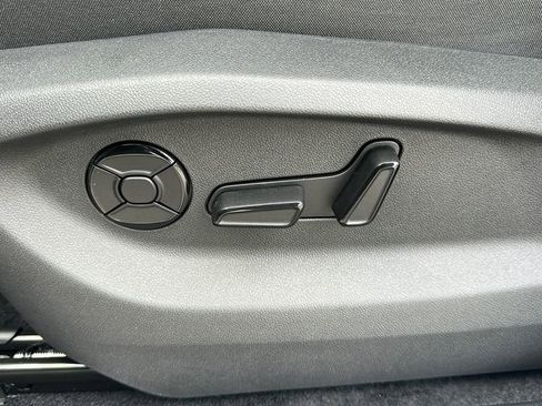 New 2026 Volkswagen Tiguan SE R-Line FWD image 18