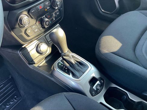 Certified 2022 Jeep Renegade Latitude image 17