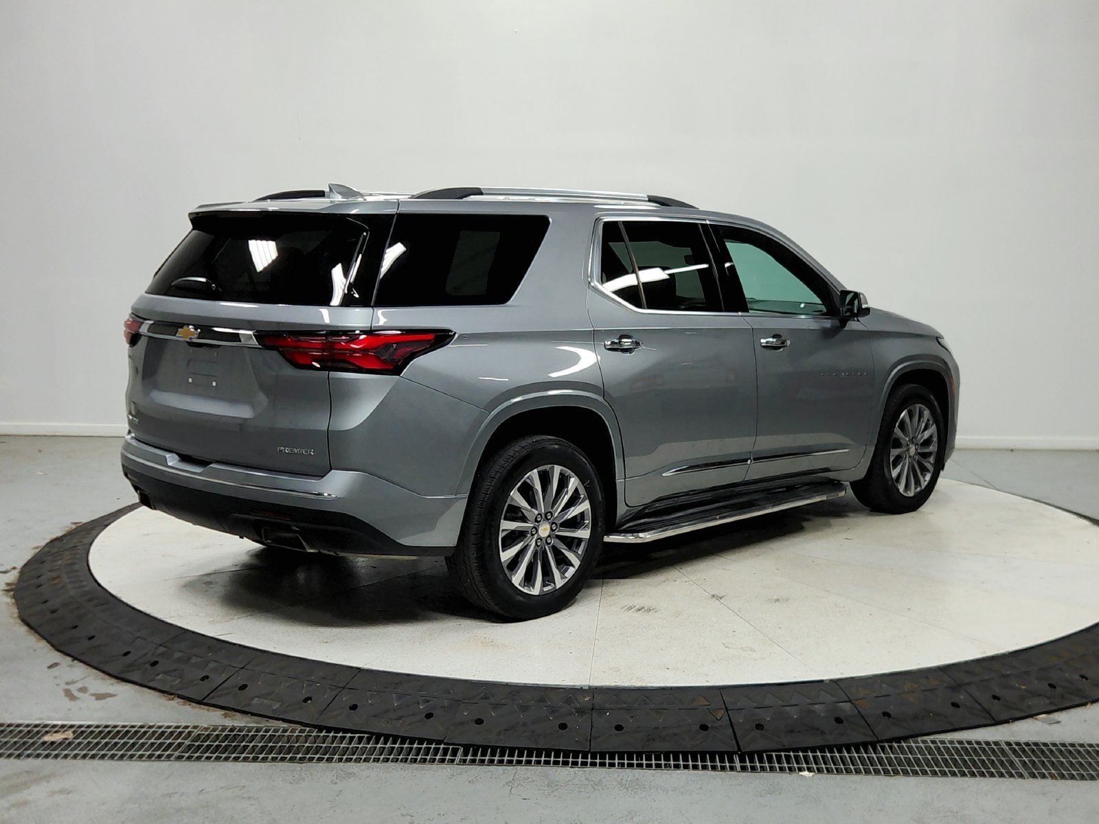 Used 2023 Chevrolet Traverse Premier FWD image 8