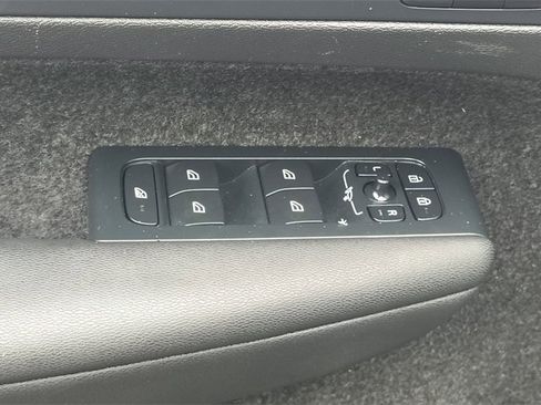 Used 2024 Volvo XC40 B5 Plus w/ Protection Package Premier image 10