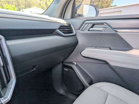 Used 2026 GMC Acadia Elevation w/ Elevation Premium Package FWD image 31