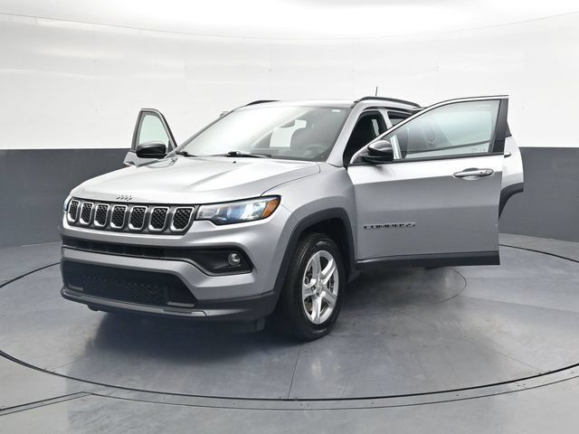 Used 2023 Jeep Compass Latitude w/ Sun and Sound Group AWD/4WD image 41
