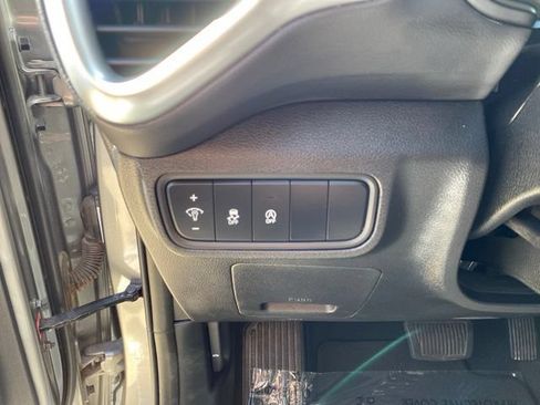 Used 2025 Kia Soul LX w/ LX Technology Package FWD image 10