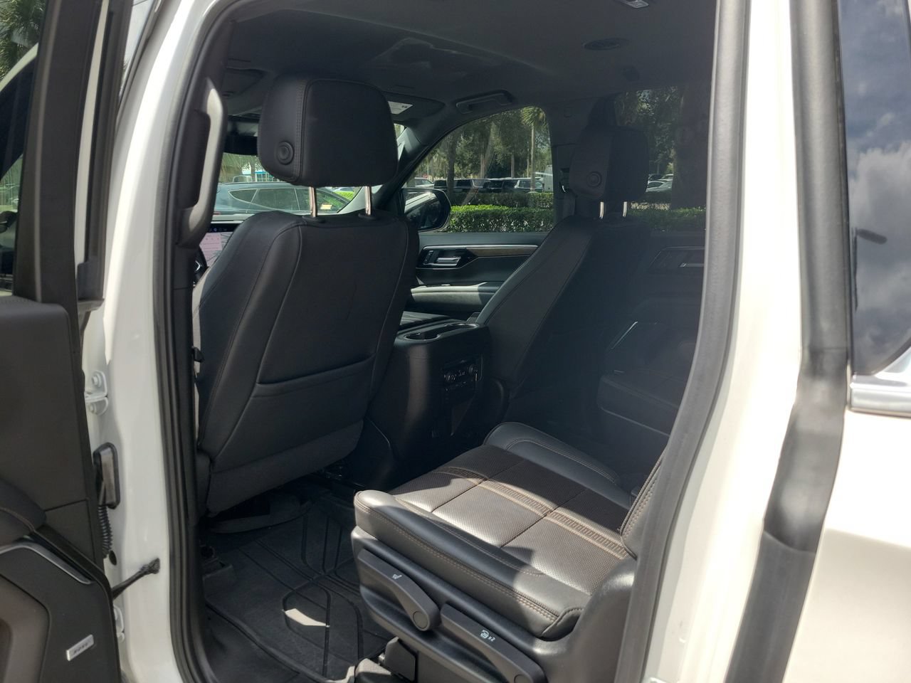 Used 2025 Chevrolet Suburban High Country RWD image 9
