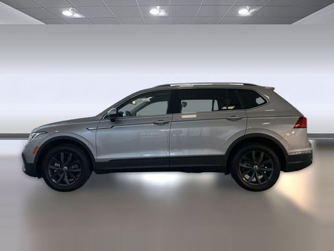 Used 2024 Volkswagen Tiguan SE w/ Panoramic Sunroof Package AWD/4WD image 2