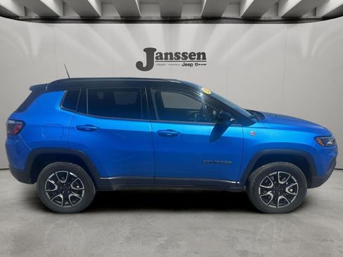Used 2025 Jeep Compass Trailhawk AWD/4WD image 5