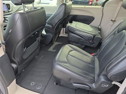 Used 2023 Chrysler Pacifica Touring-L image 30