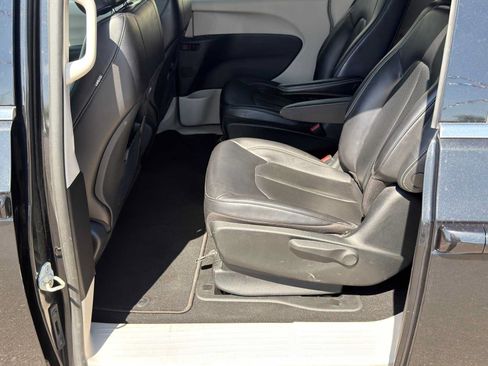 Used 2023 Chrysler Pacifica Touring-L FWD image 23