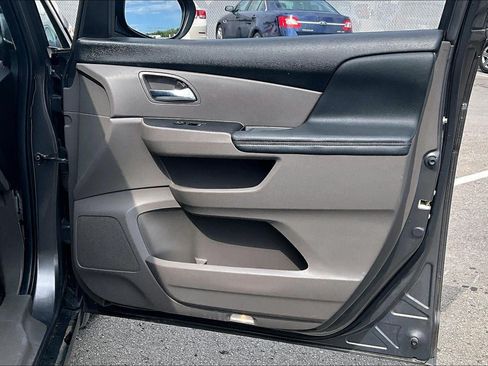 Used 2021 Chrysler Pacifica Touring-L FWD image 25
