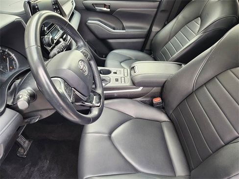 Used 2020 Toyota Highlander XLE image 9