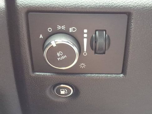 Used 2019 Jeep Grand Cherokee Altitude AWD/4WD image 15