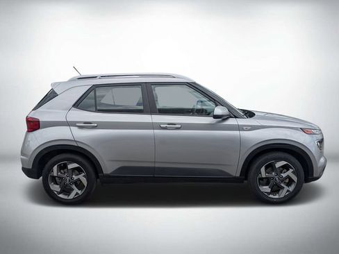 Used 2024 Hyundai Venue SEL FWD image 2