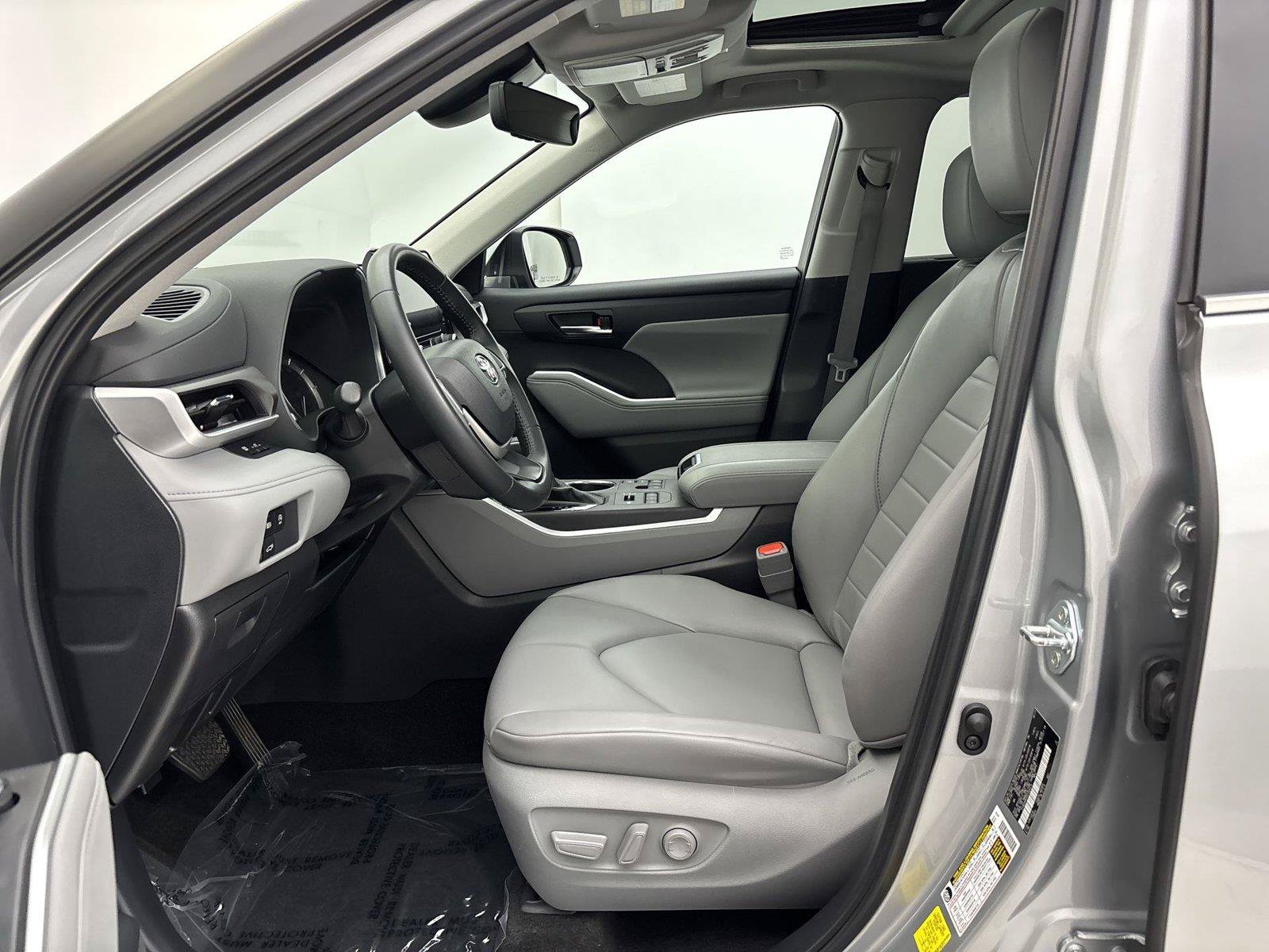 Used 2024 Toyota Highlander XLE AWD/4WD image 25