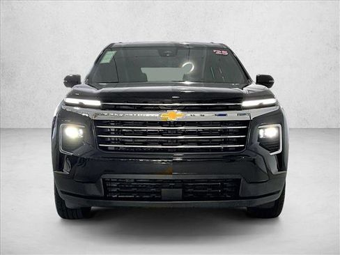 Used 2025 Chevrolet Traverse LT w/ Driver Confidence Package FWD image 3