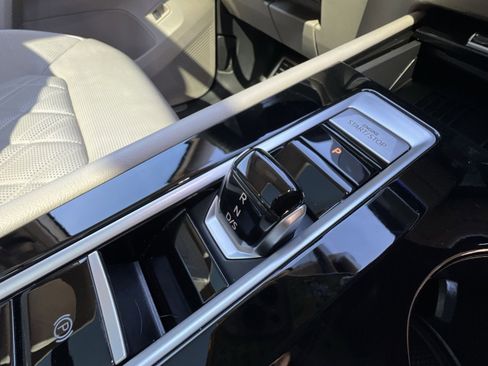 Used 2025 Volkswagen Atlas SEL Premium R-Line image 22