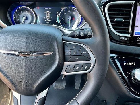 Used 2025 Chrysler Pacifica Select FWD image 12