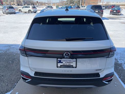 Certified 2025 Volkswagen Taos SE AWD/4WD image 8