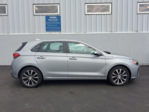 Used 2020 Hyundai Elantra GT FWD image 9