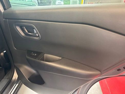 Used 2024 Nissan Rogue S FWD image 18