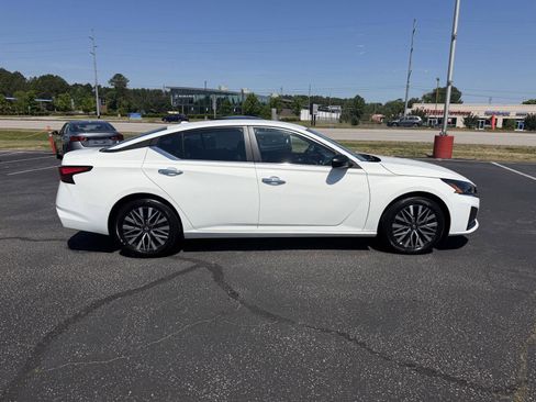 Used 2025 Nissan Altima 2.5 SV FWD image 8
