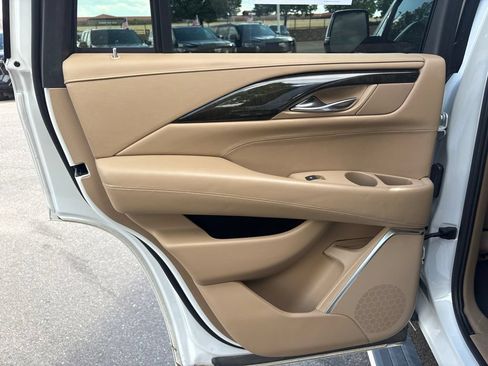 Used 2019 Cadillac Escalade Platinum AWD/4WD image 16