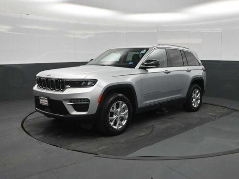 Used 2023 Jeep Grand Cherokee Limited w/ Trailer Tow Prep Group (B) AWD/4WD image 5