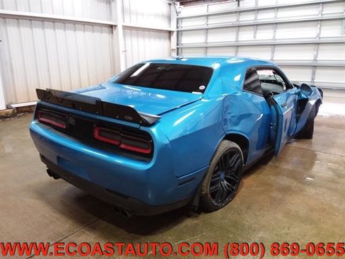 Used 2018 Dodge Challenger SXT image 2