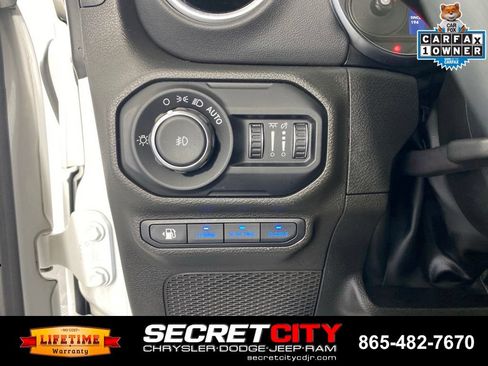 Used 2022 Jeep Wrangler Unlimited Sahara AWD/4WD image 13