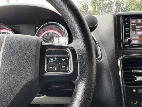 Used 2019 Dodge Grand Caravan SE FWD image 18
