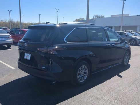 New 2025 Toyota Sienna XLE image 3