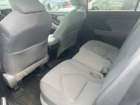 Used 2020 Toyota Highlander LE AWD/4WD image 6