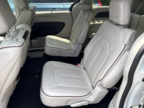 Used 2018 Chrysler Pacifica Limited w/ Advanced Safetytec Group FWD image 6
