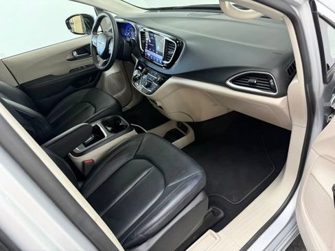 Used 2024 Chrysler Pacifica Touring-L FWD image 34
