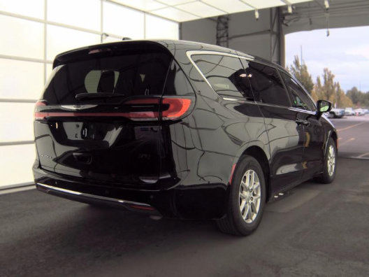 Used 2025 Chrysler Pacifica Select FWD image 5