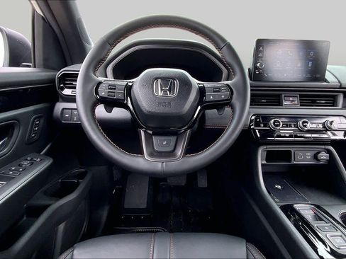 Used 2025 Honda Pilot TrailSport image 6