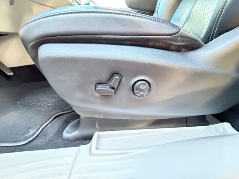 Used 2023 Chrysler Pacifica Touring-L FWD image 22
