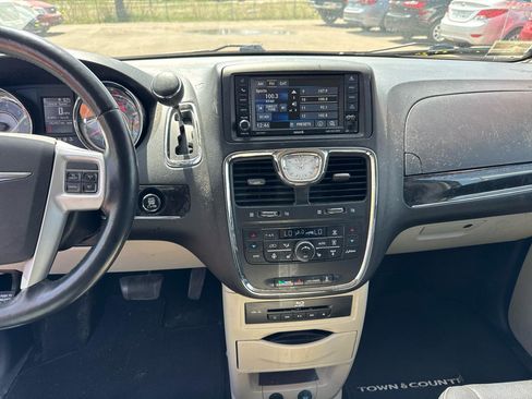 Used 2014 Chrysler Town & Country Touring-L w/ Driver Convenience Group FWD image 10