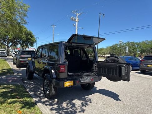 Used 2025 Jeep Wrangler Unlimited Sahara AWD/4WD image 18