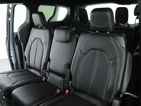 New 2026 Chrysler Pacifica Select image 5