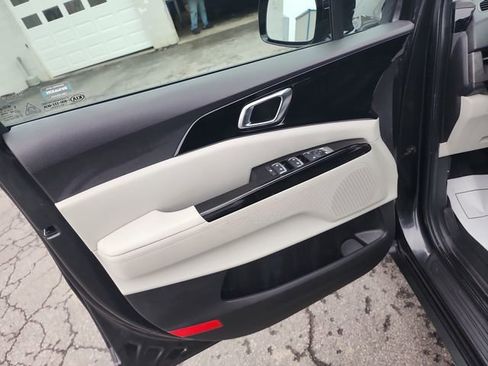 Used 2022 Kia Carnival EX FWD image 18