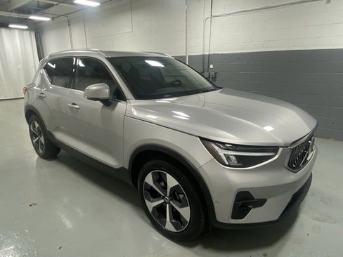 Used 2025 Volvo XC40 B5 Plus image 4
